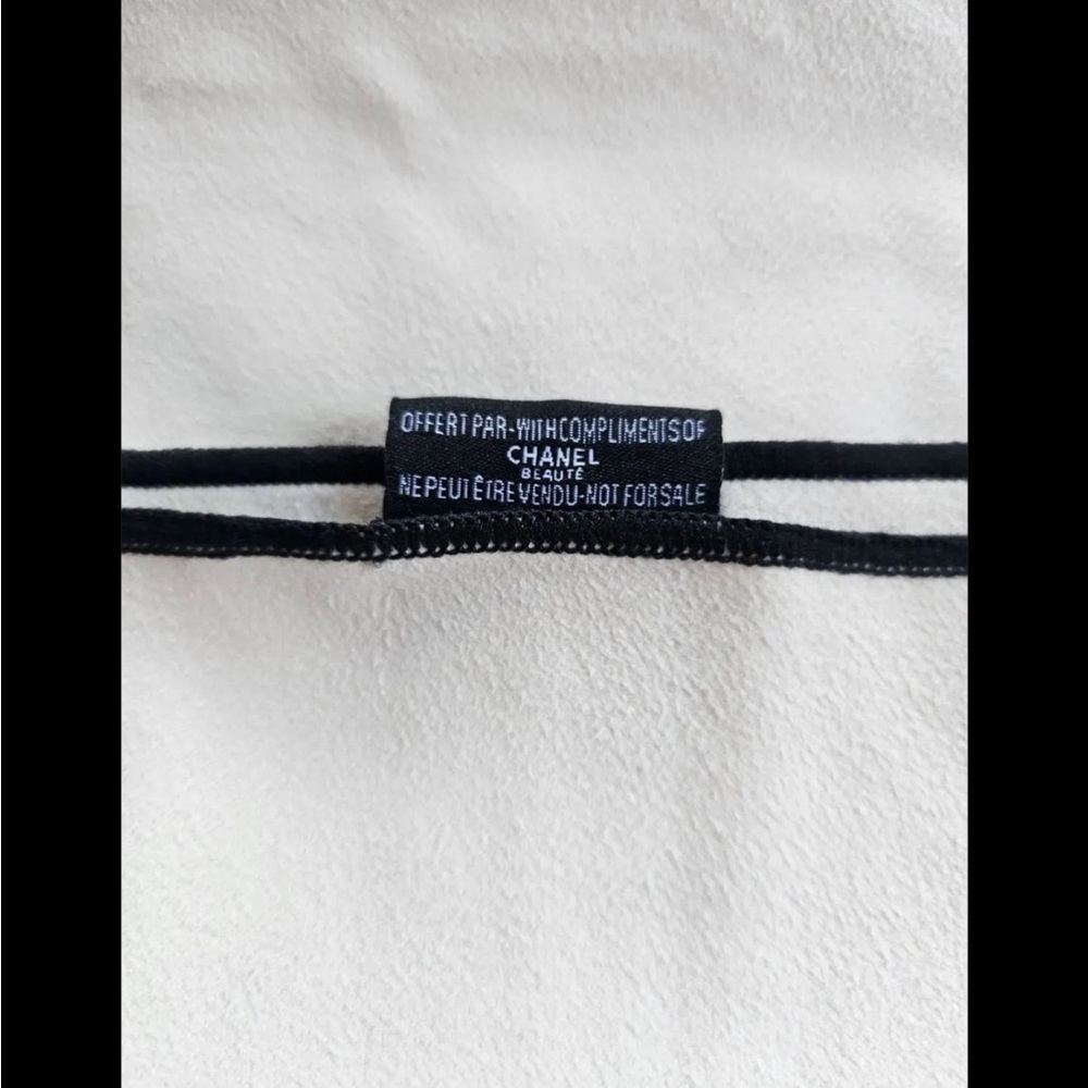 NEW-Chanel Beauté Ivory Throw with Black Emblem - Picture 10 of 13